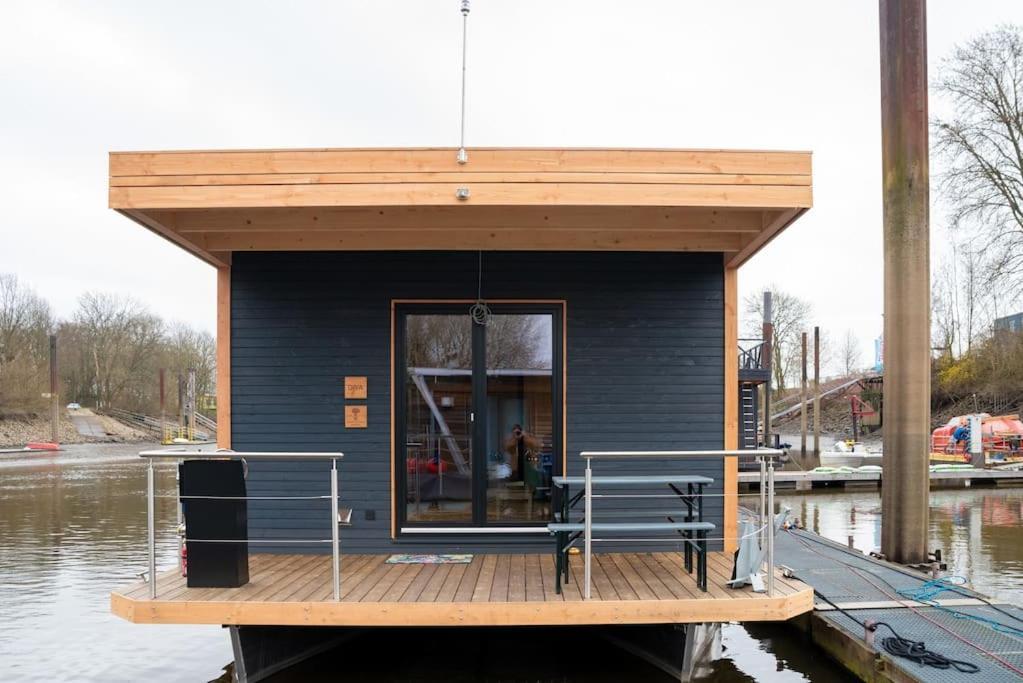 Botel Hausboot Diva Mit Kamin - Winter Auf Der Dove Elbe