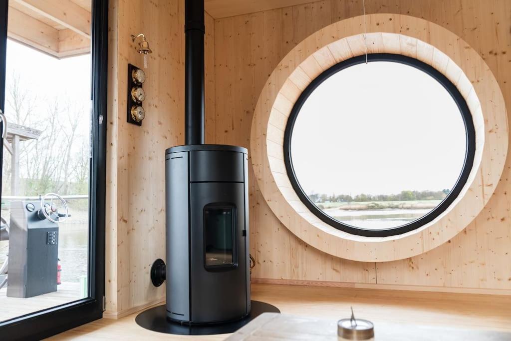 Botel Hausboot Diva Mit Kamin - Winter Auf Der Dove Elbe Hamburg