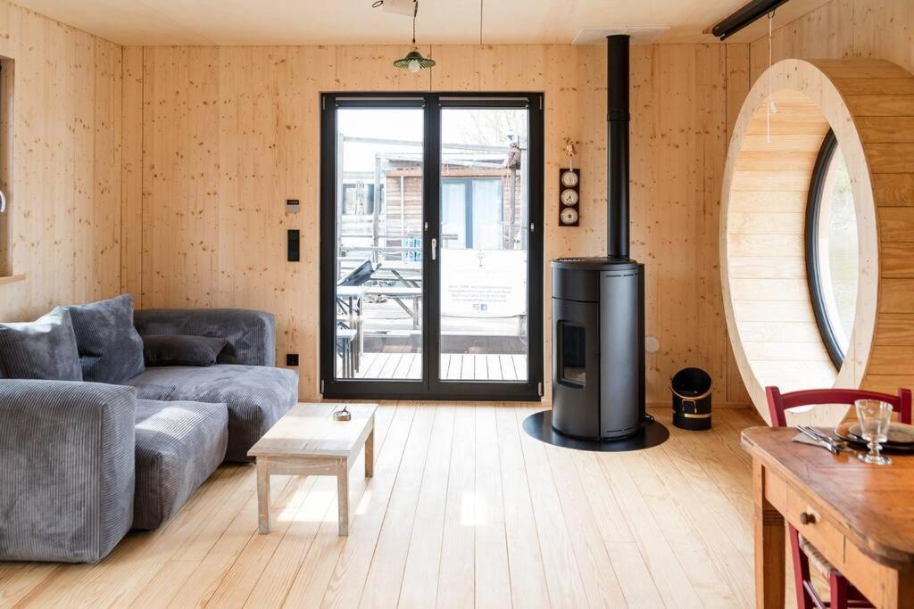Hausboot Diva Mit Kamin - Winter Auf Der Dove Elbe Botel Hamburg