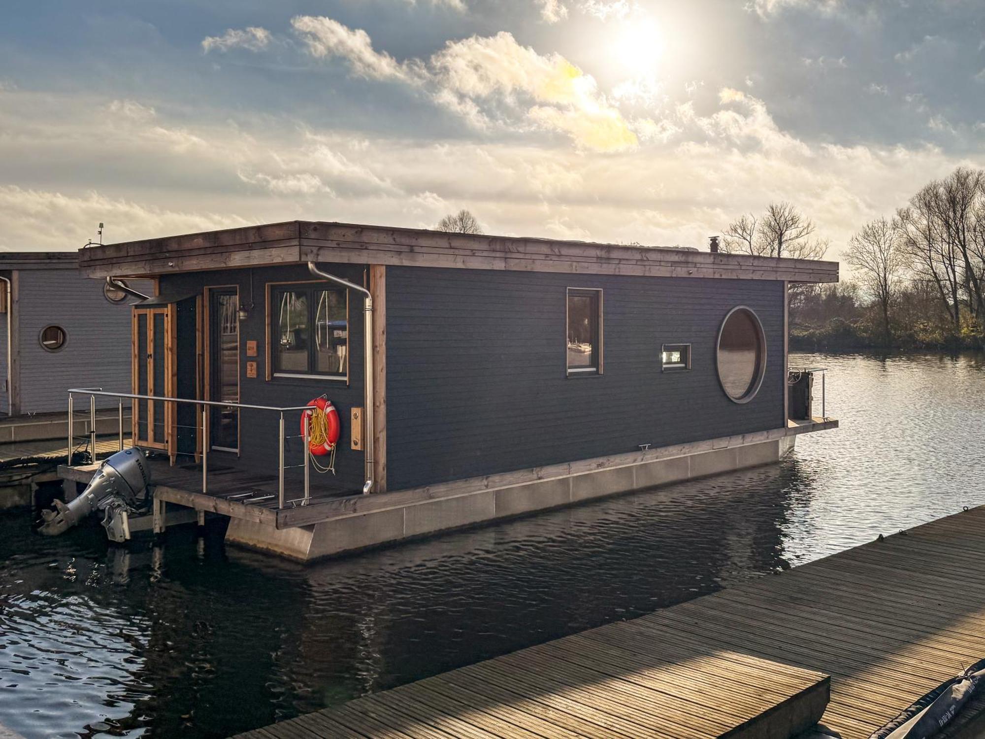 Hausboot Diva Mit Kamin - Winter Auf Der Dove Elbe