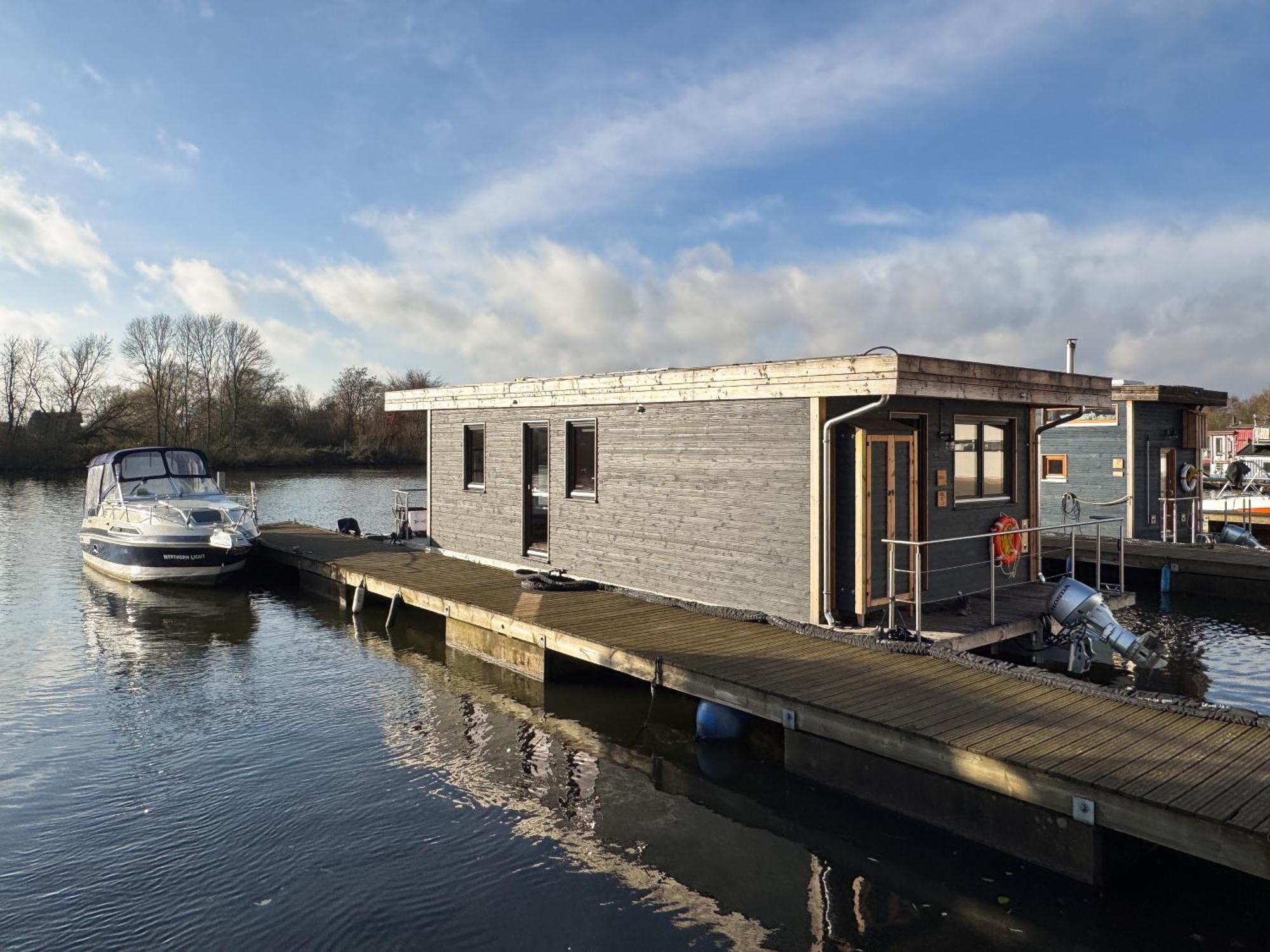 Hausboot Diva Mit Kamin - Winter Auf Der Dove Elbe Botel